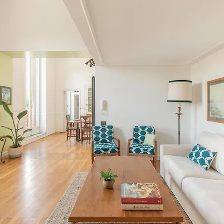 Iflat Unforgettable In Front Of Colosseum